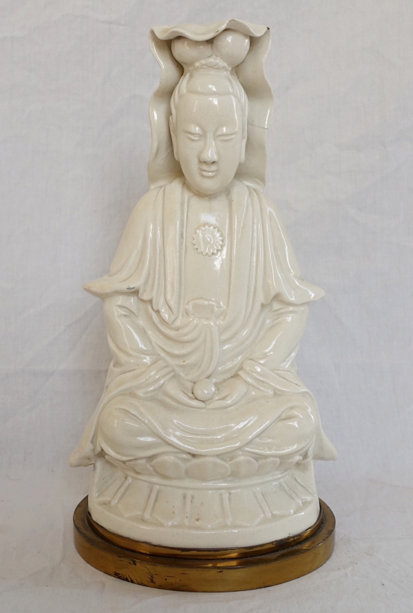 Détail — Statue Guanyin en porcelaine de Chine, socle en bronze - décor de chinoiseries / cabinet Chinois