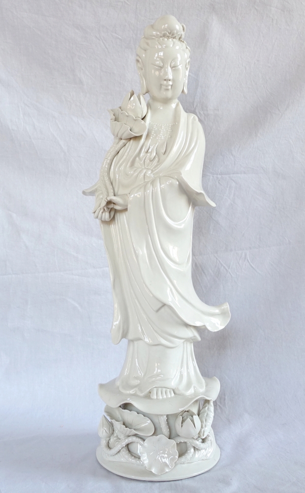 Détail — Grande statue Guanyin en porcelaine blanc de Chine - 50cm - décor de chinoiseries / cabinet chinois