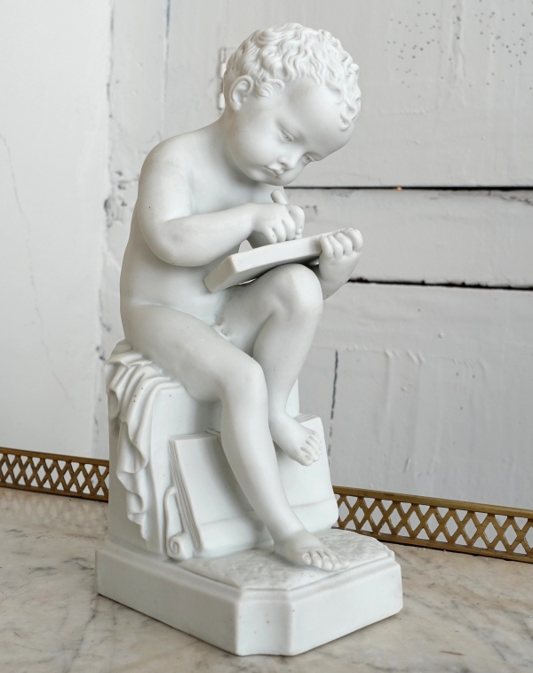 Détail — Putto en biscuit de porcelaine, allégorie de l'écriture d'après Canova - Manufacture Samson