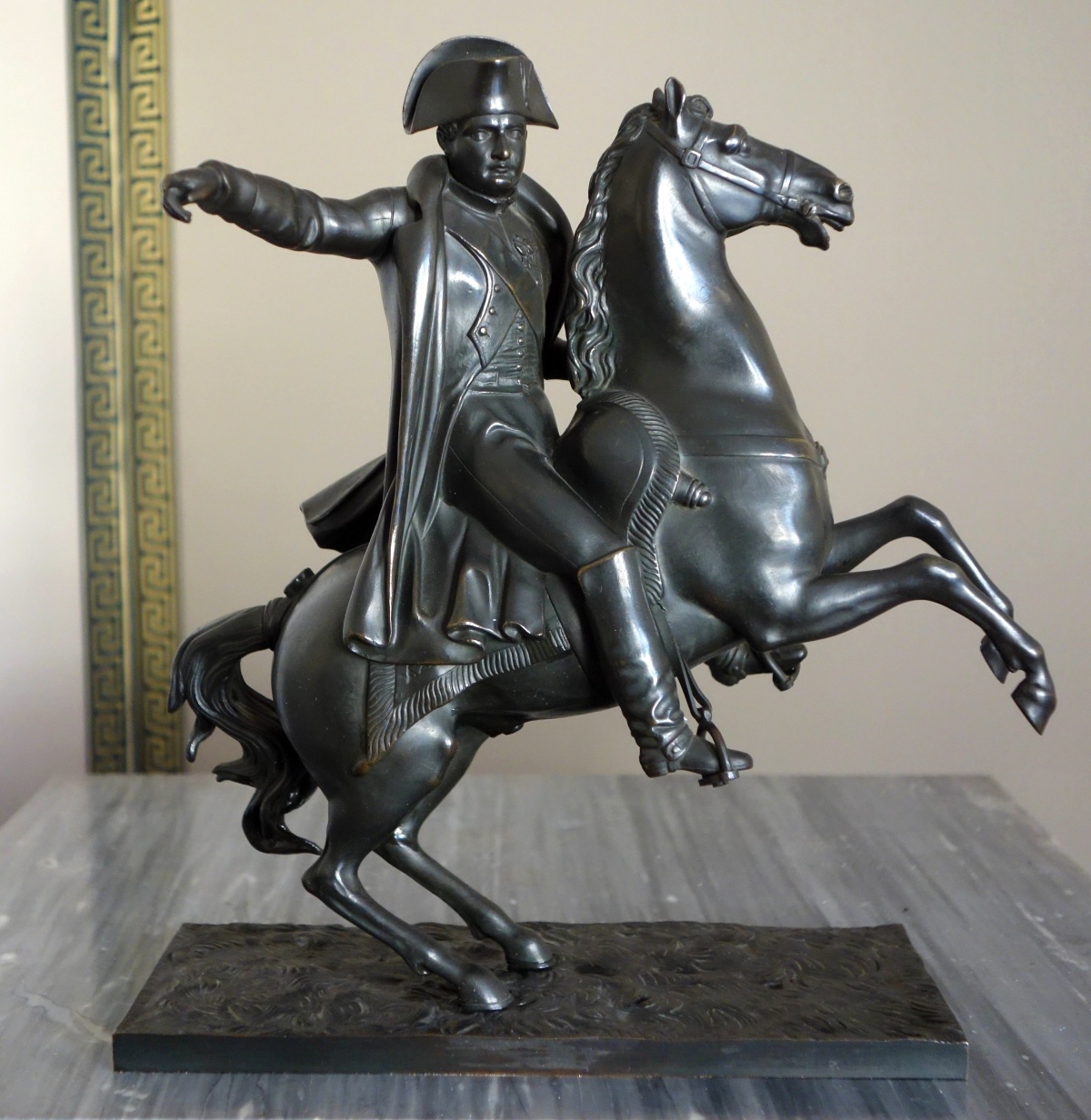 Détail — L'Empereur Napoleon à cheval, bronze à patine brun noir d'époque début XIXe siècle
