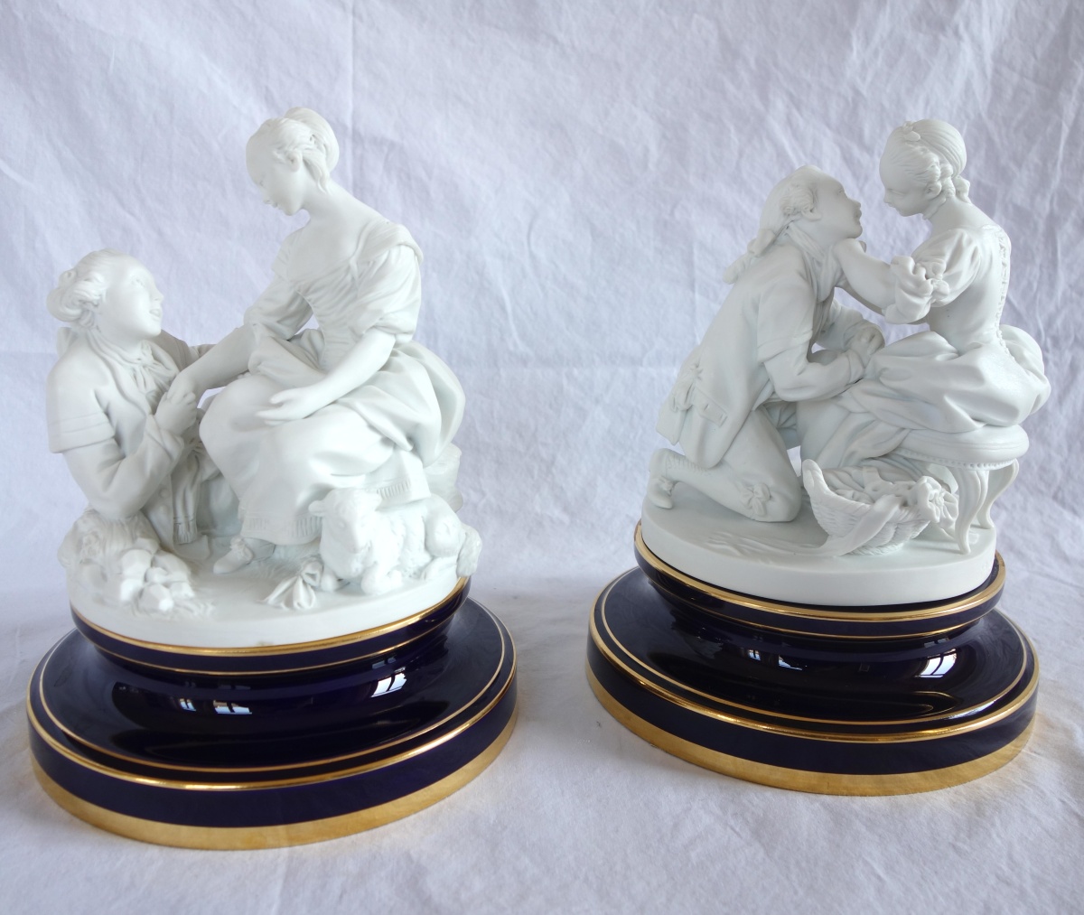 Détail — Sèvres : scène galante du XVIIIe siècle - allégorie du mariage, paire de groupes en biscuit - signés