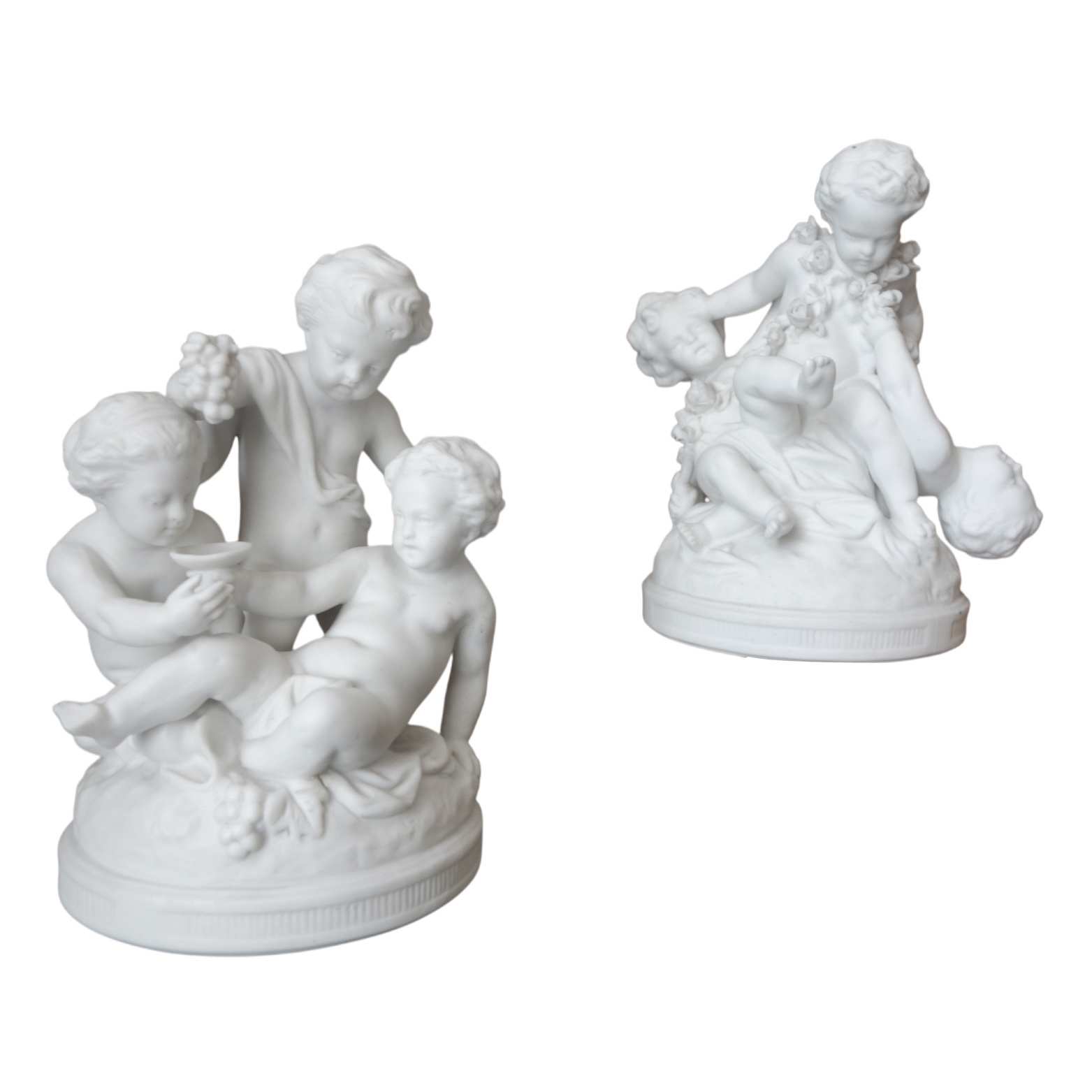 Paire de groupes en biscuits : putti jouant - style Louis XVI - XIXe siècle