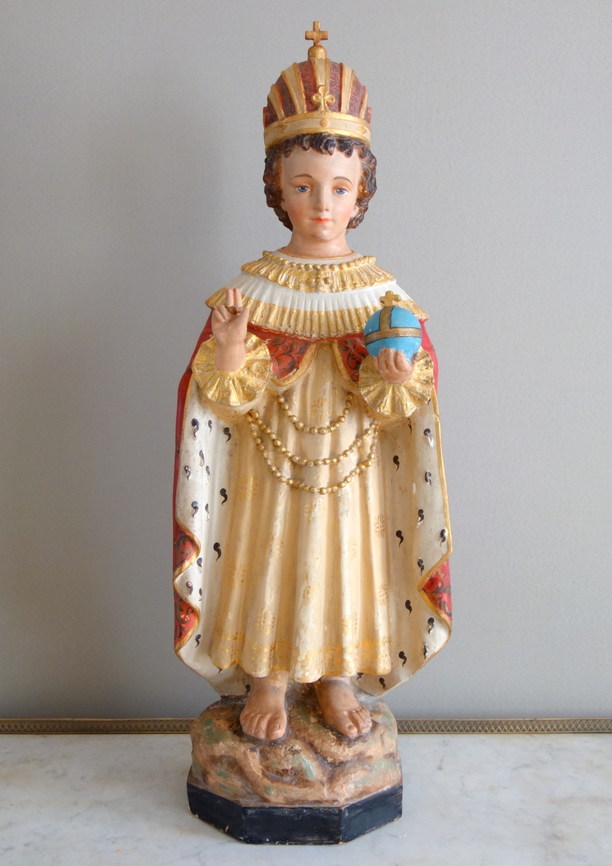 Detail — Tall devotion polychromatic plaster statue : Infant Jesus of Prague - 19th century