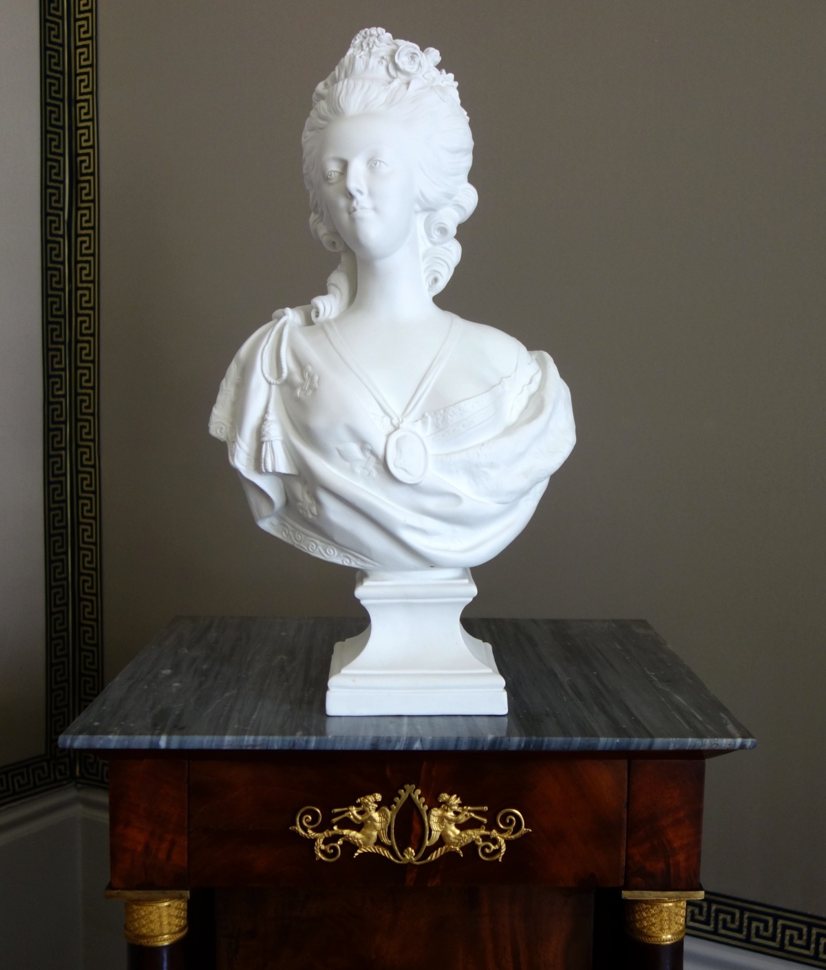 Détail — Buste de la Reine Marie-Antoinette en biscuit de porcelaine, modèle de Lecomte par Samson - 42cm