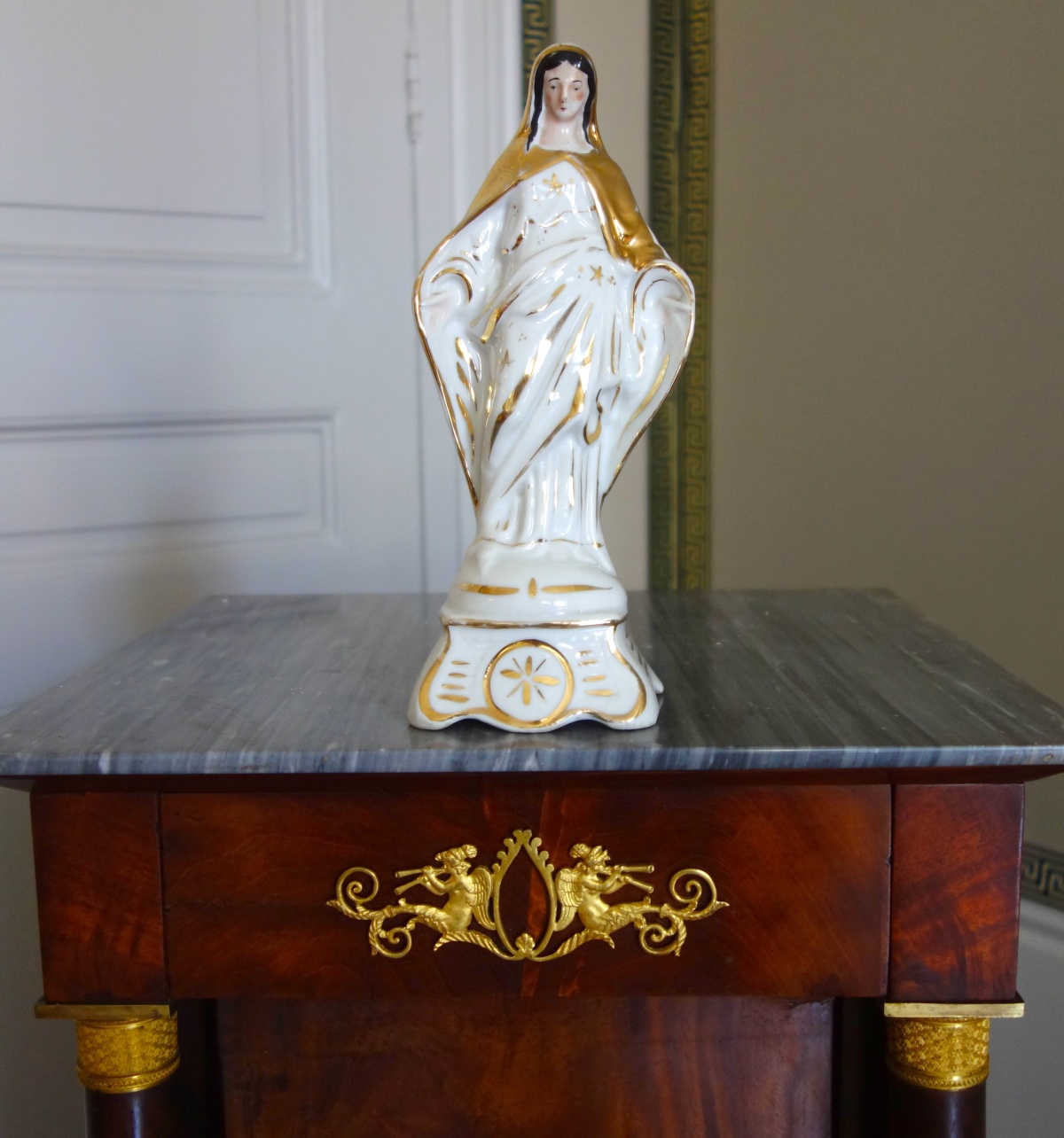 Détail — Statue de la Sainte Vierge en porcelaine de Paris blanche et or - XIXe siècle vers 1850