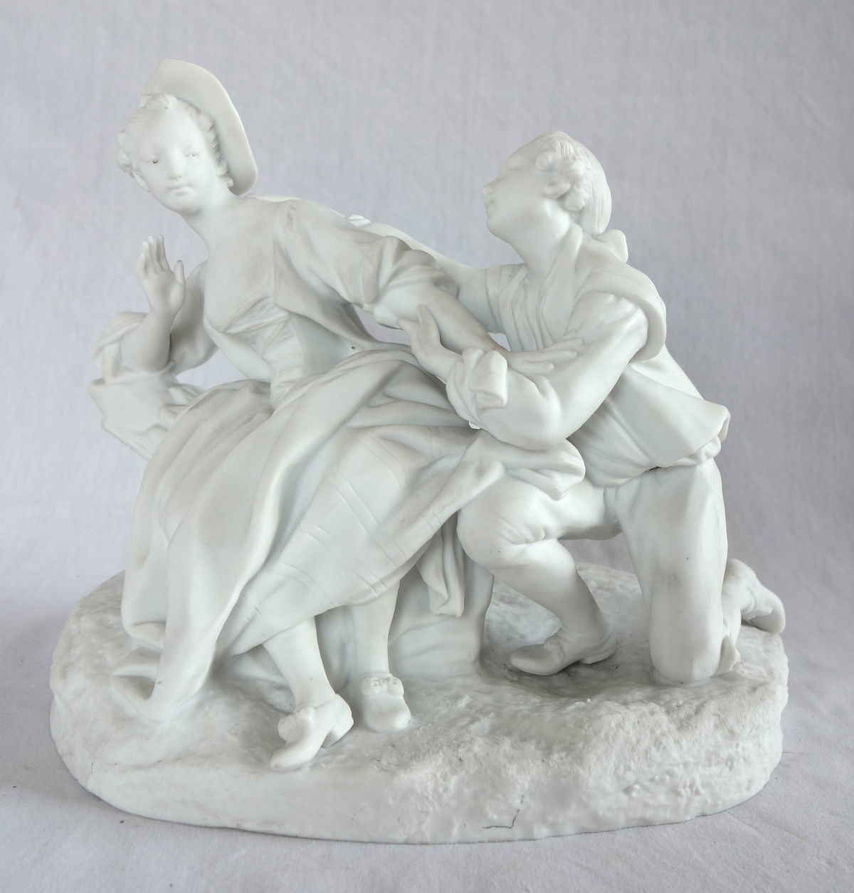 Détail — Biscuit de porcelaine, scène galante au XVIIIe siècle dans le goût de Sèvres, époque XIXe siècle