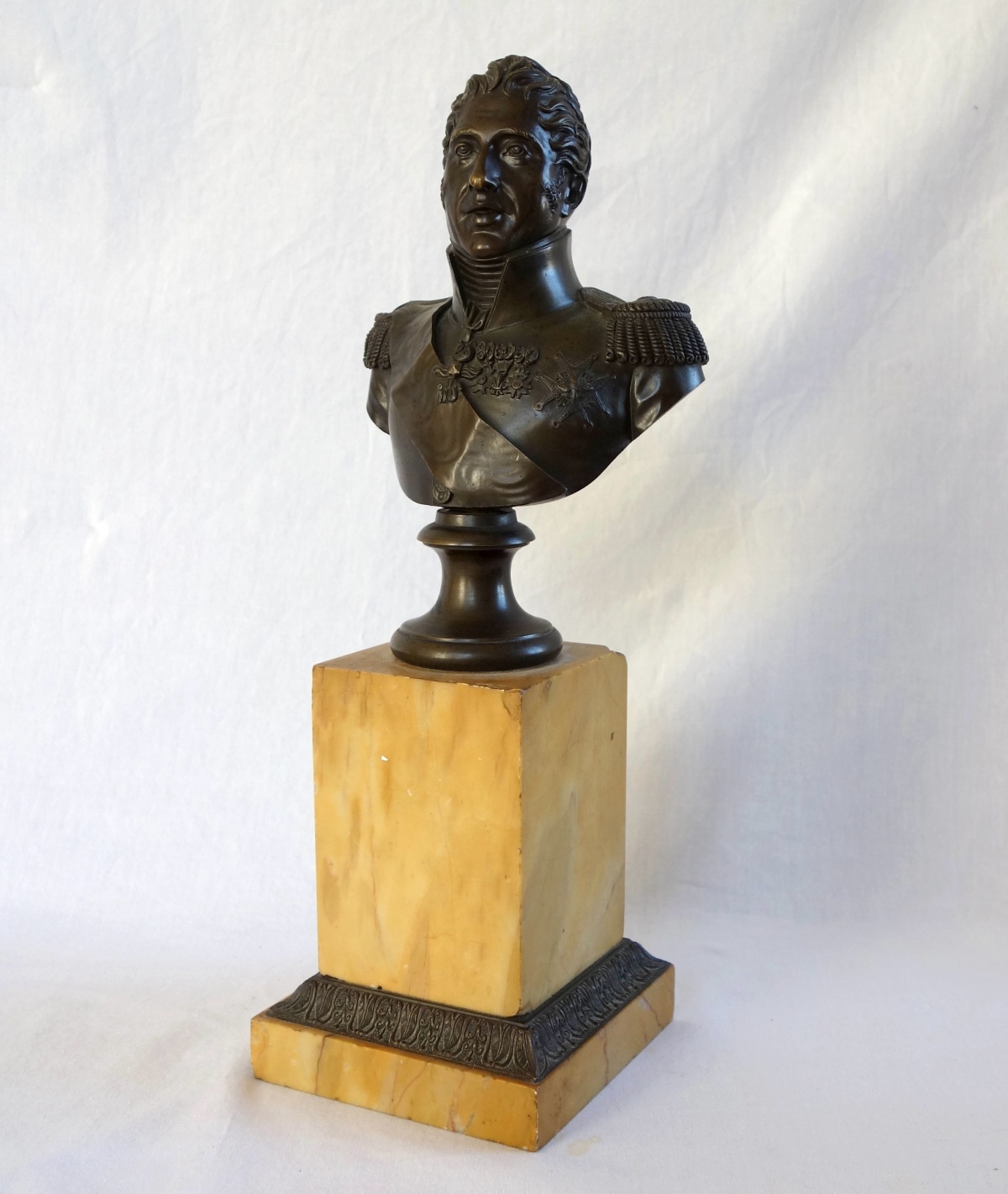 Détail — Charles X King of France - patinated bronze bust standing on a yellow Sienna marble base