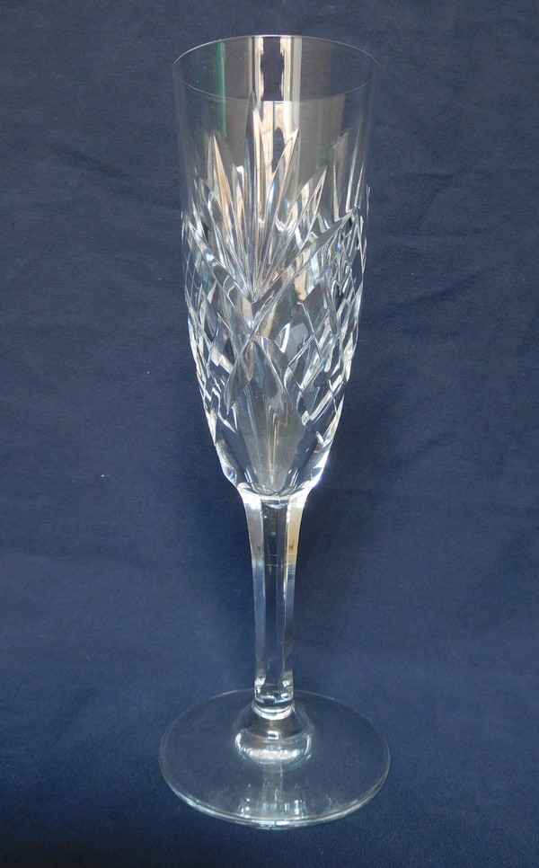 Détail — Flûte à champagne en cristal taillé de St Louis, modèle Chantilly - signée