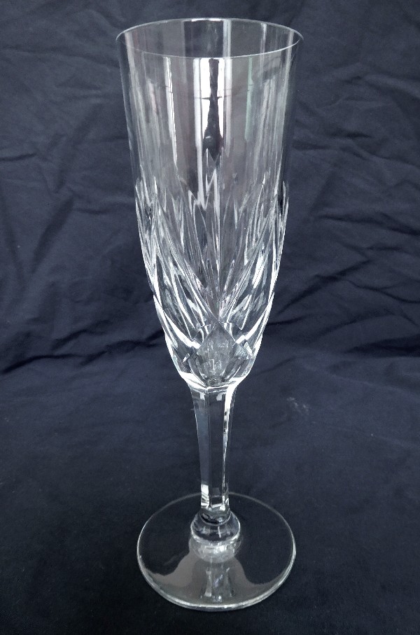 Détail — Flûte à champagne en cristal de Saint Louis, modèle Monaco - signée