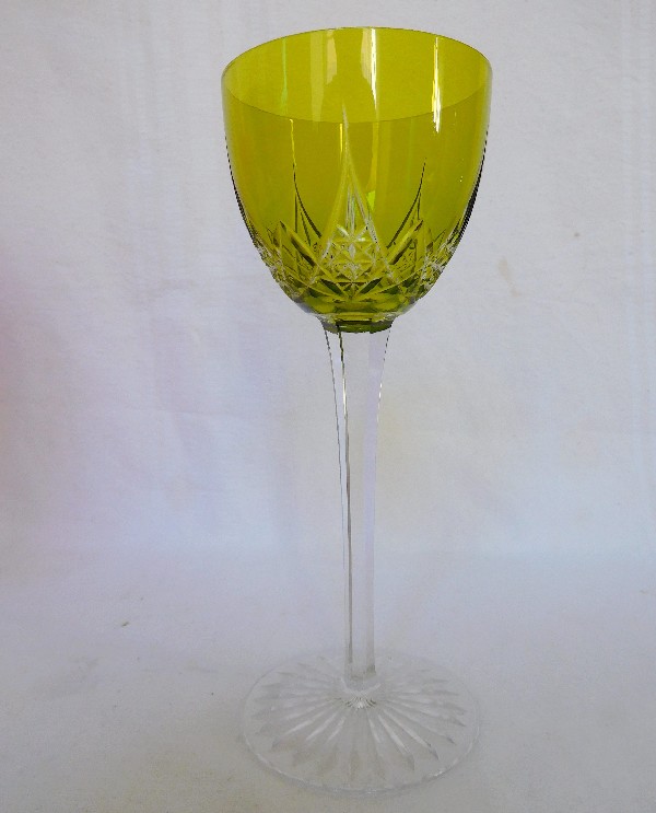 Détail — Verre à vin du Rhin en cristal de Baccarat, modèle Epron, cristal overlay vert chartreuse