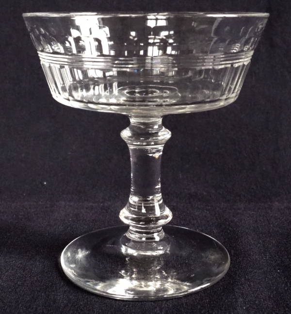 Détail — Coupe à champagne en cristal taillé de Baccarat, modèle proche de Chicago