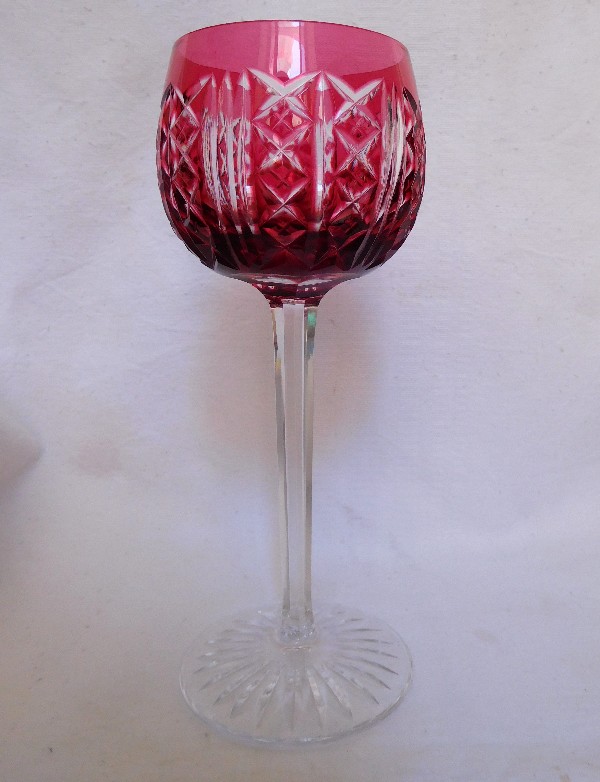 Détail — Verre à vin du Rhin en cristal overlay rose de Saint Louis, modèle Riesling - 18,5cm
