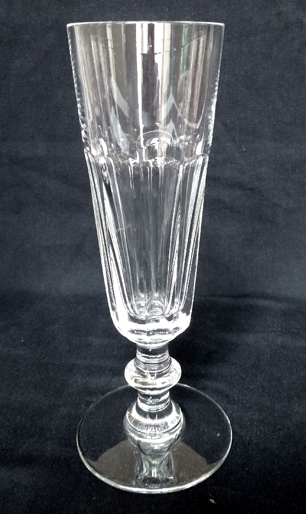 Détail — Flûte à champagne en cristal de Saint Louis, modèle Caton - signée