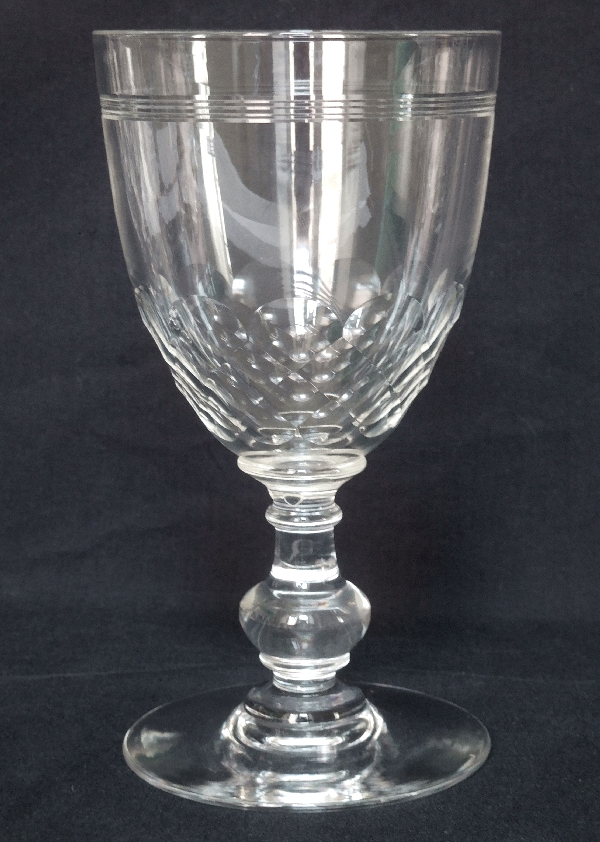 Détail — Verre à vin en cristal de Baccarat, modèle Chauny jambe gondole - 12,2cm