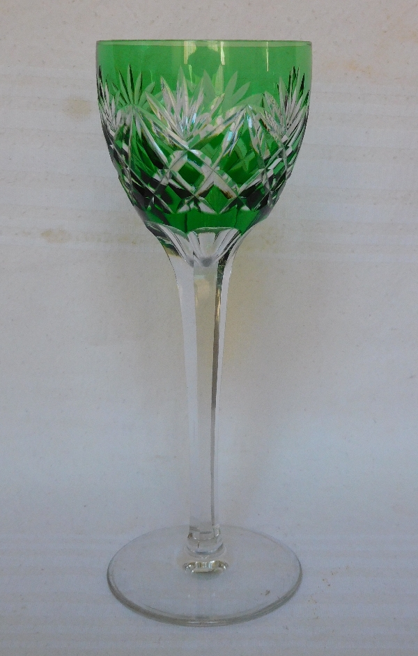 Détail — Verre à vin du Rhin en cristal de St Louis overlay vert, modèle Lothaire