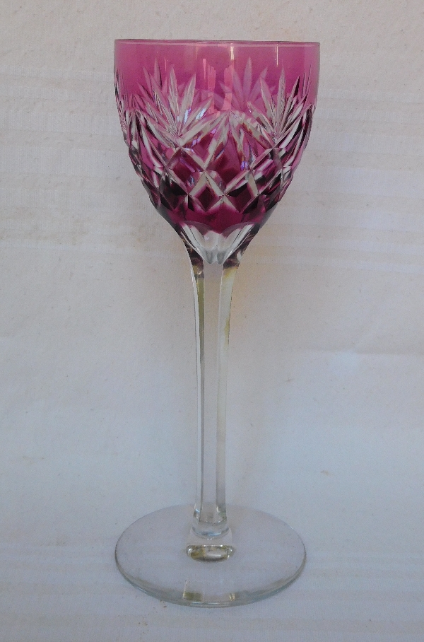 Détail — Verre à vin du Rhin en cristal de St Louis overlay violine, modèle Lothaire