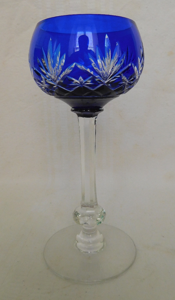 Détail — Verre à vin du Rhin / Roemer en cristal de St Louis, modèle Massenet, cristal overlay bleu cobalt - signé