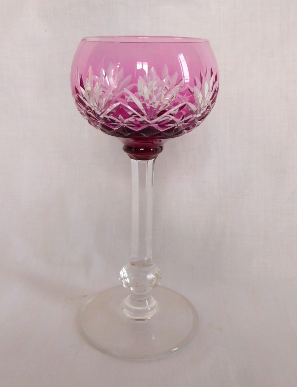 Détail — Verre à vin du Rhin / Roemer en cristal de St Louis, modèle Massenet, cristal overlay violine - signé