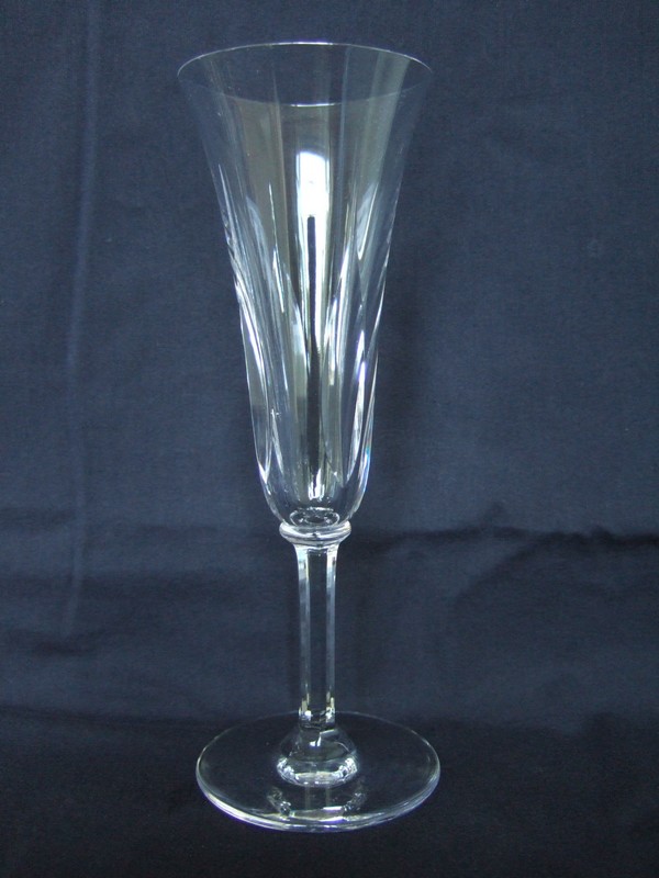 Détail — Flûte à champagne en cristal de St Louis, modèle Cerdagne, signée