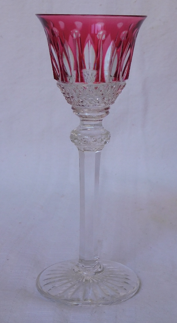 Détail — Verre à liqueur en cristal de St Louis, modèle Tommy, cristal overlay rose - 13,4cm
