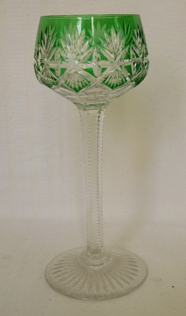 Détail — Verre à vin du Rhin en cristal de Saint Louis overlay vert, modèle Gavarni