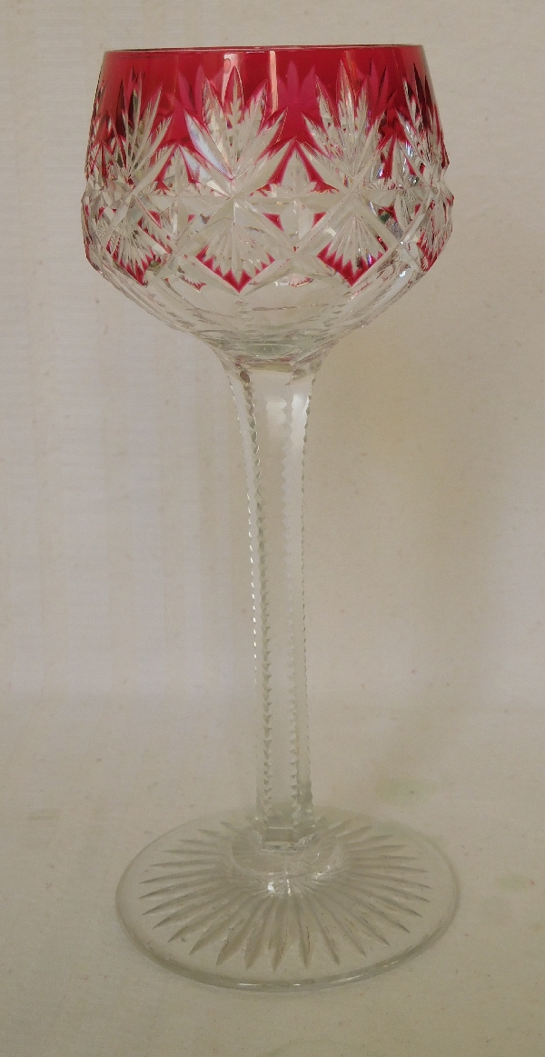 Détail — Verre à vin du Rhin en cristal de Saint Louis overlay rose, modèle Gavarni
