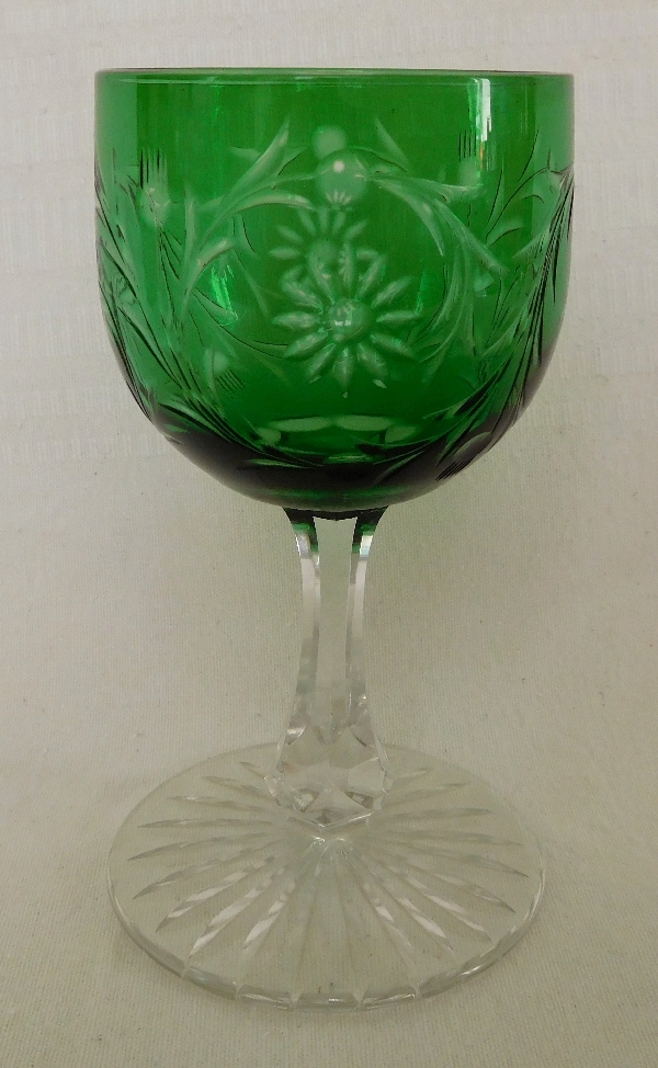 Détail — Verre à vin en cristal de Baccarat, cristal overlay vert, modèle Maintenon