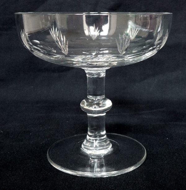 Détail — Coupe à champagne en cristal de Baccarat, modèle à écailles et palmettes