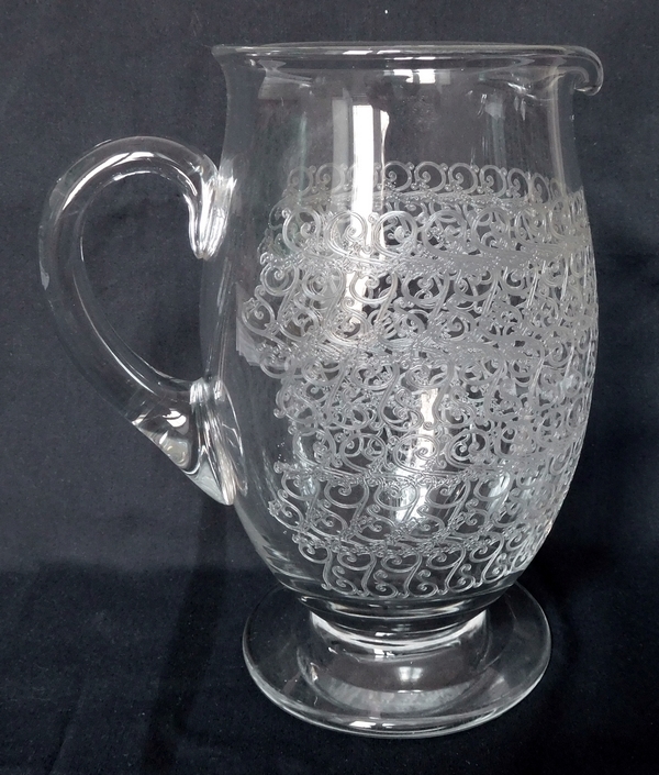 Détail — Pichet / broc / carafe à eau en cristal de Baccarat, modèle Gouvieux (proche modèle Rohan)