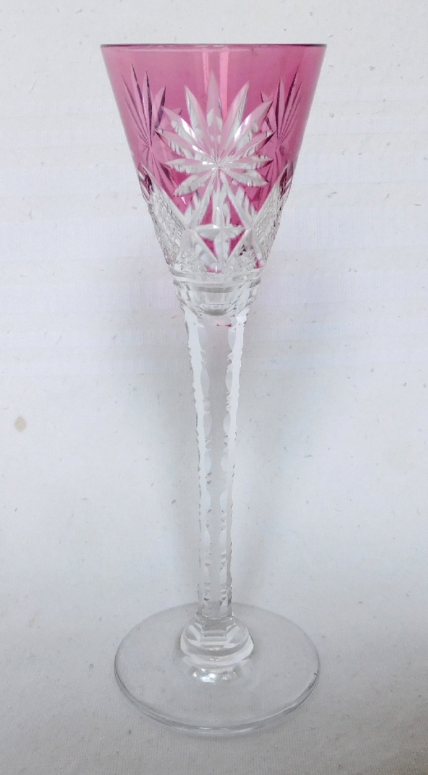 Détail — Verre à liqueur en cristal de Saint Louis, modèle Nelly, cristal overlay violine