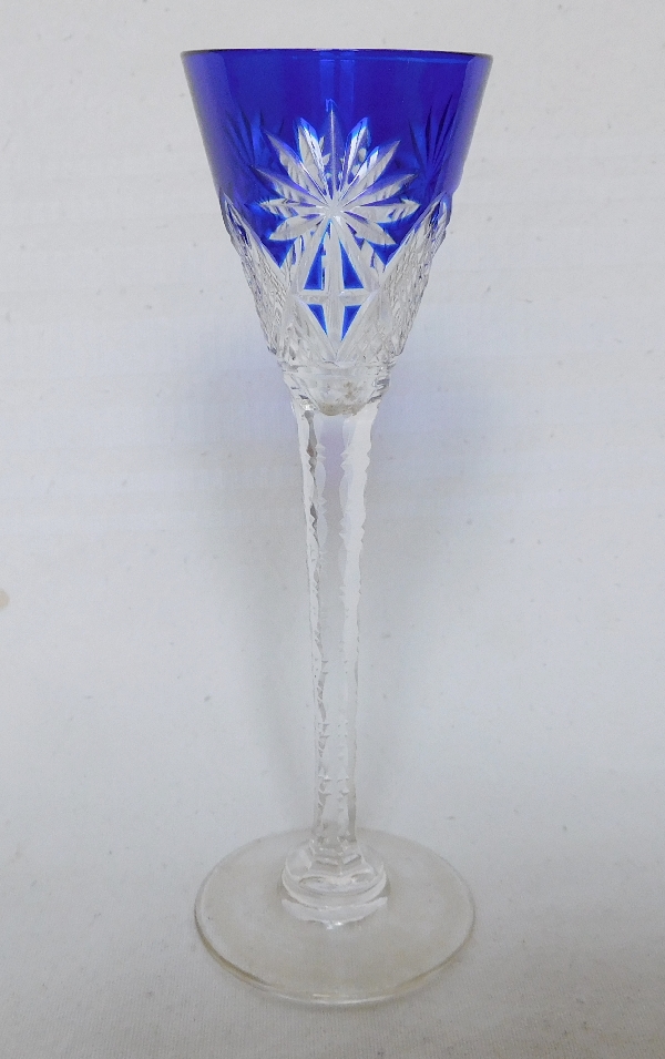Détail — Verre à liqueur en cristal de Saint Louis, modèle Nelly, cristal overlay bleu cobalt