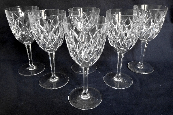 Détail — Verre à vin en cristal de Baccarat, modèle Thorigny - signé - 14,4cm