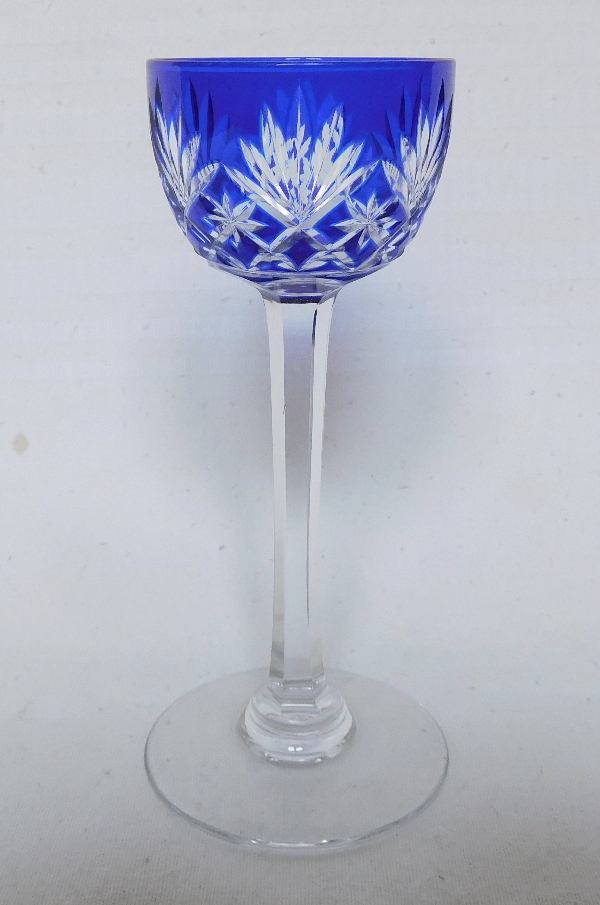 Détail — Verre à liqueur en cristal de St Louis, modèle Massenet, cristal overlay bleu cobalt