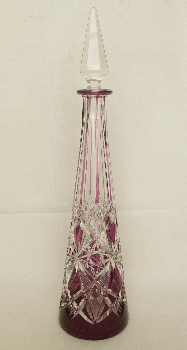 Détail — Carafe à vin du Rhin en cristal de Baccarat overlay violine, modèle Lagny
