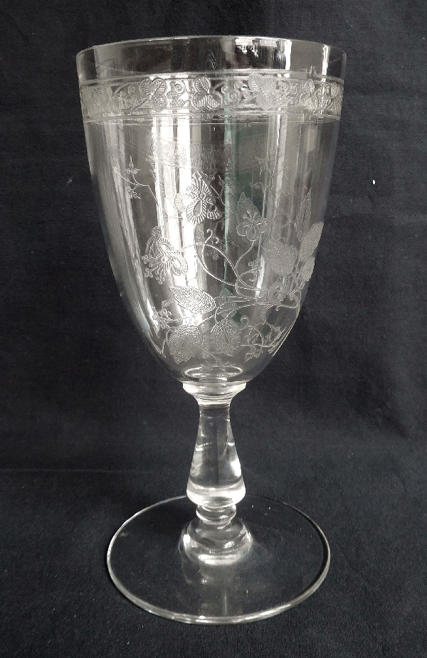 Détail — Verre à eau en cristal de Baccarat, modèle à gravure de feuilles et fleurs stylisées (décor 4360)