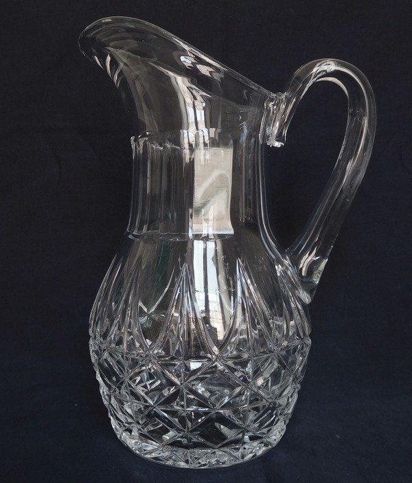 Détail — Broc / pichet à eau en cristal de St Louis, modèle Tarn