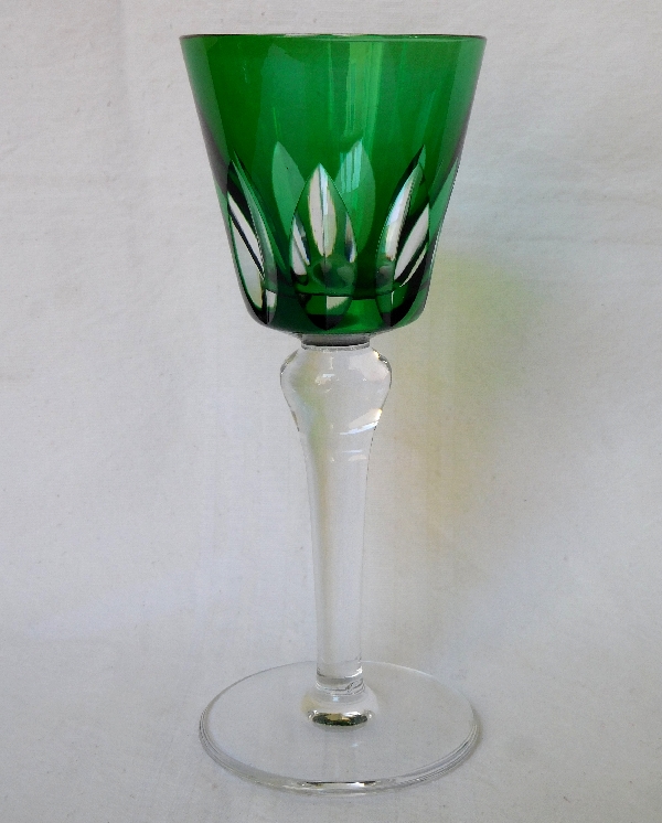 Détail — Verre à vin du Rhin / roemer en cristal de St Louis overlay vert, modèle Jersey - signé