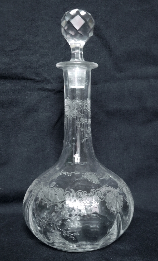 Détail — Carafe à liqueur en cristal de Saint Louis, modèle Massenet à côtes vénitiennes gravé