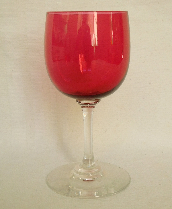 Détail — Verre à porto en cristal de Baccarat, modèle uni forme ballon en cristal overlay rouge