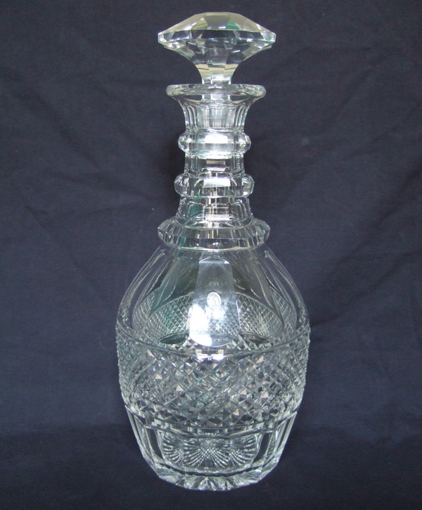 Détail — Carafe à vin en cristal taillé de St Louis, modèle Trianon - étiquette avant 1936 (collection)