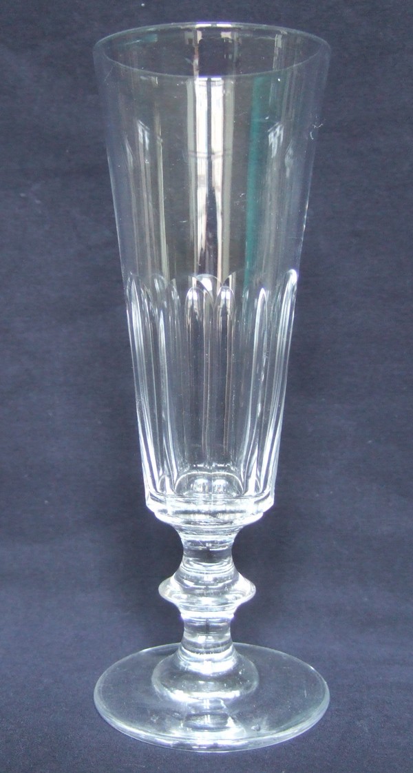 Détail — Flûte à champagne ancienne en cristal de Baccarat / St Louis, modèle Caton (XIXe siècle)