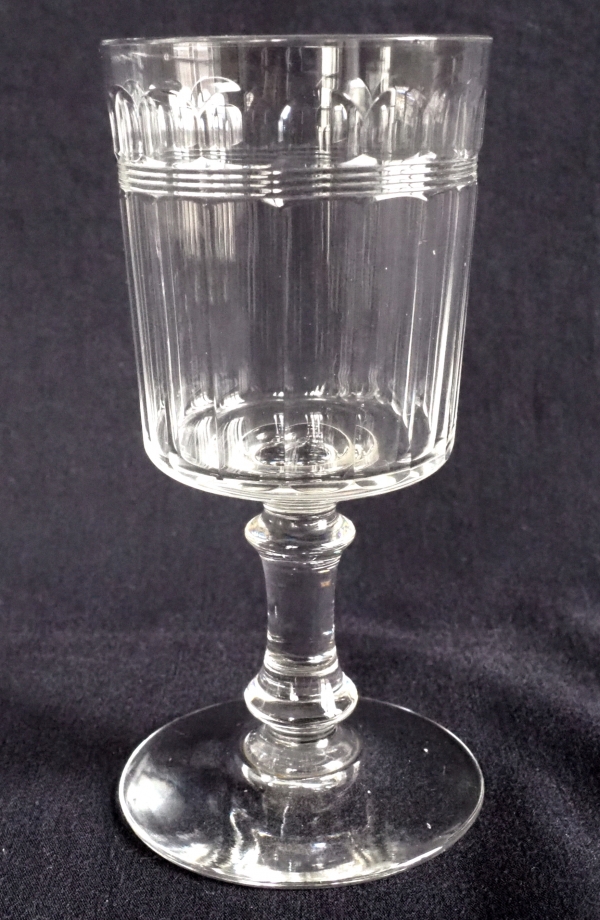 Détail — Verre à vin ou porto en cristal taillé de Baccarat, modèle proche de Chicago - 10,9cm