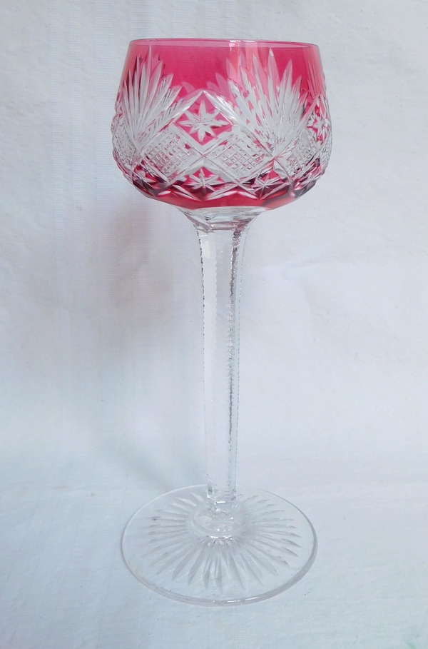Détail — Verre à vin du Rhin en cristal de Saint Louis overlay rose, modèle Gavarni