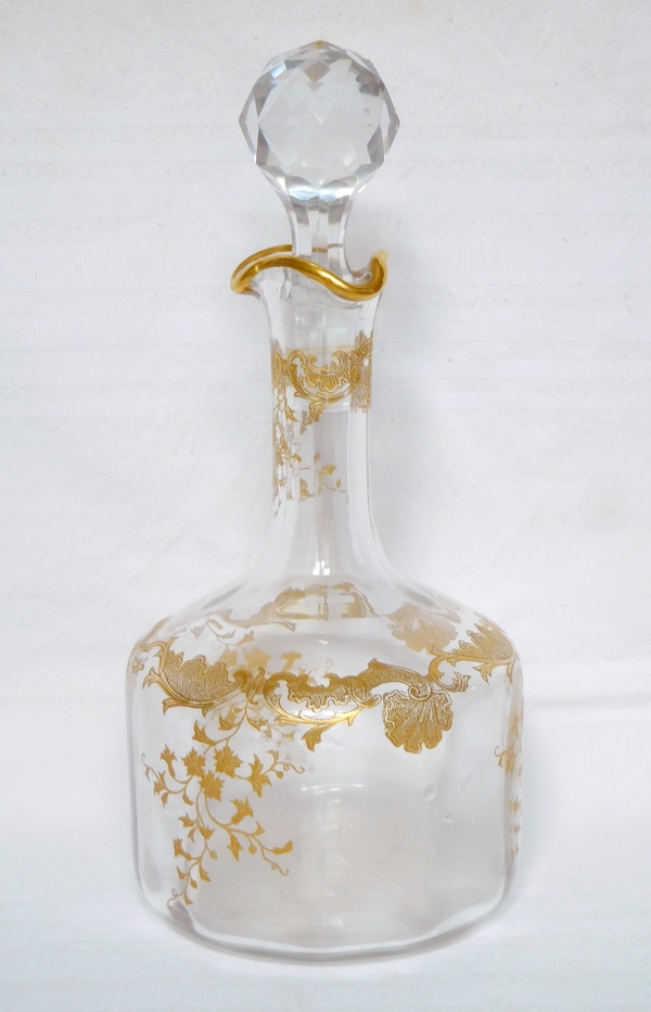 Détail — Grande carafe à liqueur en cristal de Saint Louis, modèle Massenet à côtes vénitiennes gravé et doré