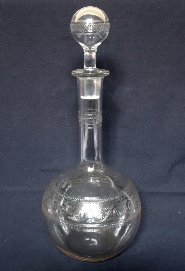 Détail — Carafe à vin en cristal de Baccarat, modèle gravure Athénienne