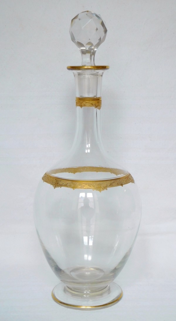 Détail — Carafe à vin en cristal de Saint Louis, modèle Roty gravé et doré - 28,5cm