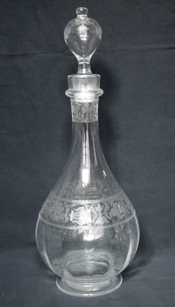 Détail — Carafe en cristal de Baccarat gravée de style Renaissance, motifs à fleurs de lys - 31,5cm