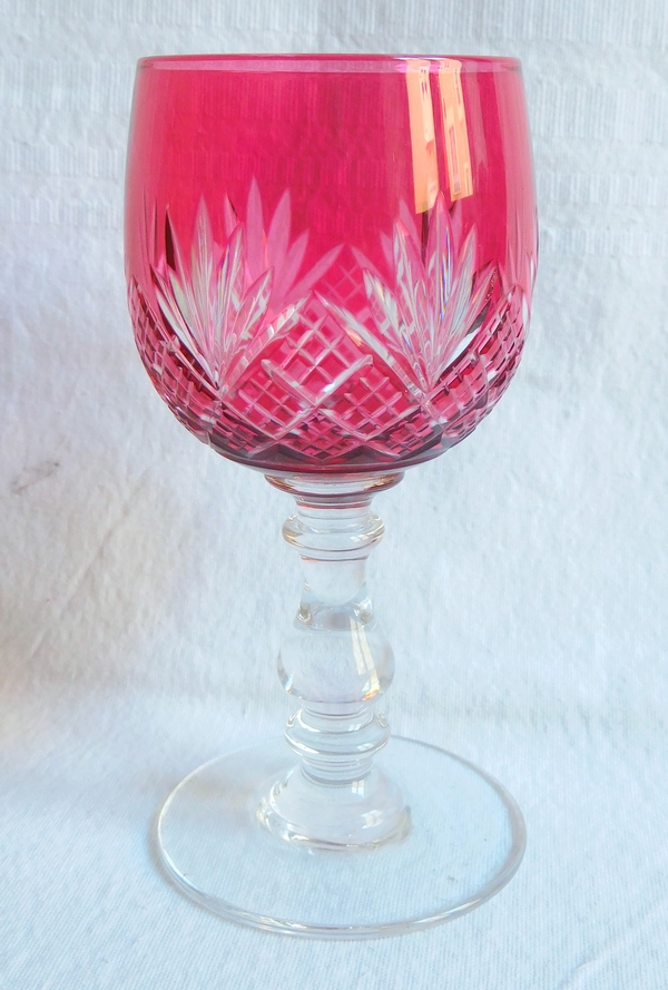 Détail — Verre à vin cuit en cristal de Baccarat, modèle à palmettes et jambe gondole en cristal overlay rose - modèle Douai