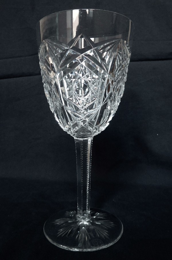 Détail — Verre à vin de bourgogne en cristal de Baccarat, modèle Lagny - 16,3cm - signé