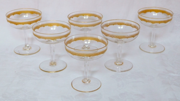Détail — Coupe à champagne en cristal de Saint Louis, modèle Roty gravé et doré